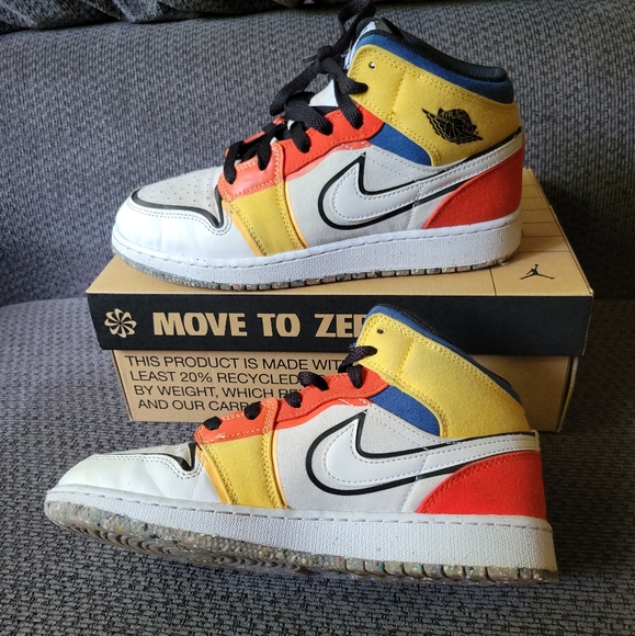 NIKE Air Jordan AJ1 Mid SE - Boys' Grade School  Size 6Y - Picture 3 of 16